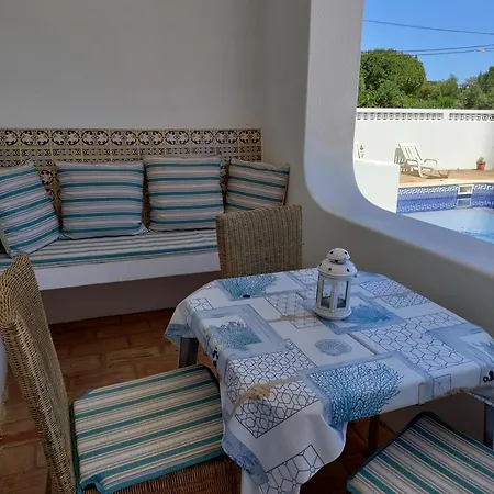 Cristina E Ricardo *